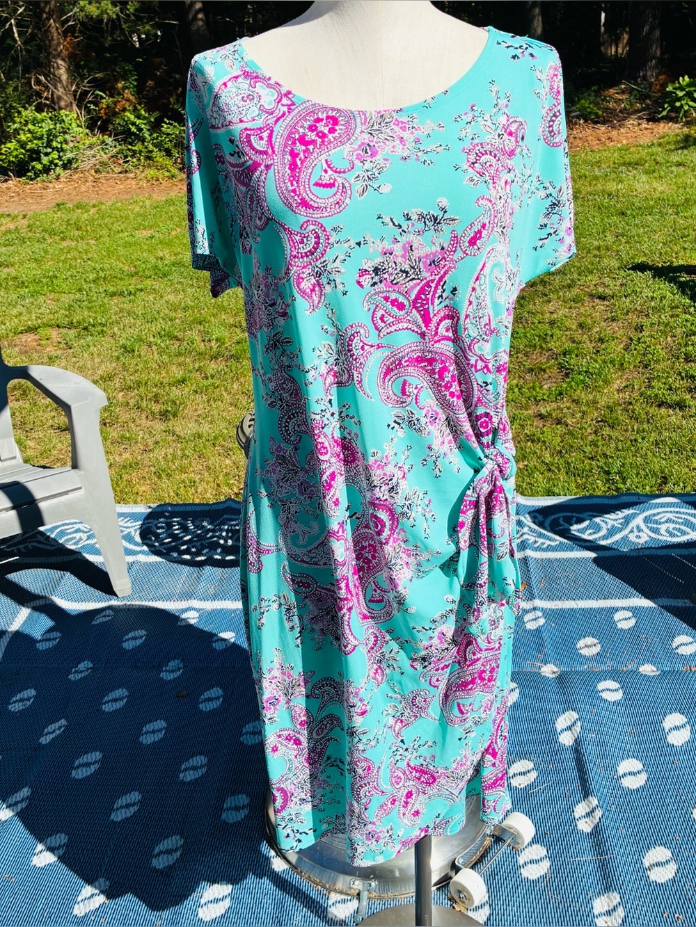 Short sleeve dress w side tie
EUC bright teal w vibrant colors Round neckline